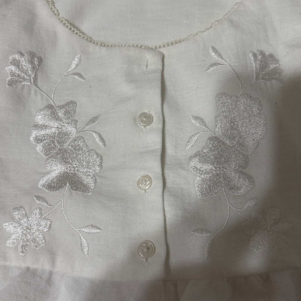 GUZIO White Embroidered Sleeveless Crop Top - Picture 3 of 7